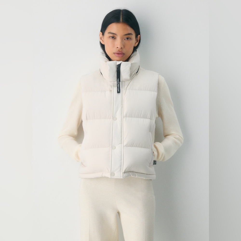 Aritzia Super Puff shorty cliMATTE small, pearl cropped waterproof